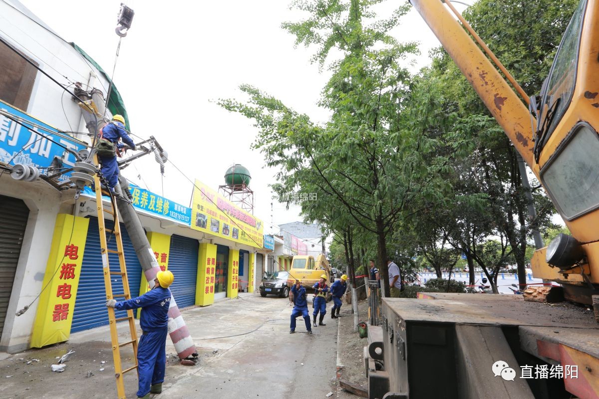 挖掘機(jī)誤挖電纜致斷電，電力人員徹夜搶修恢復(fù)民生供電